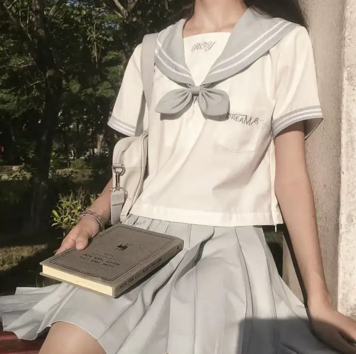 坐在酒吧里吃蛋糕